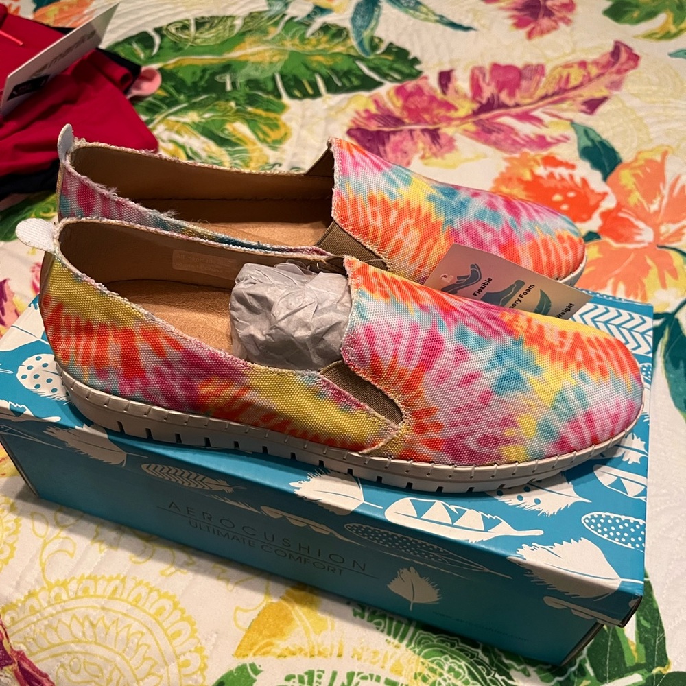 Brand new aero cushion tie dye shoes 8